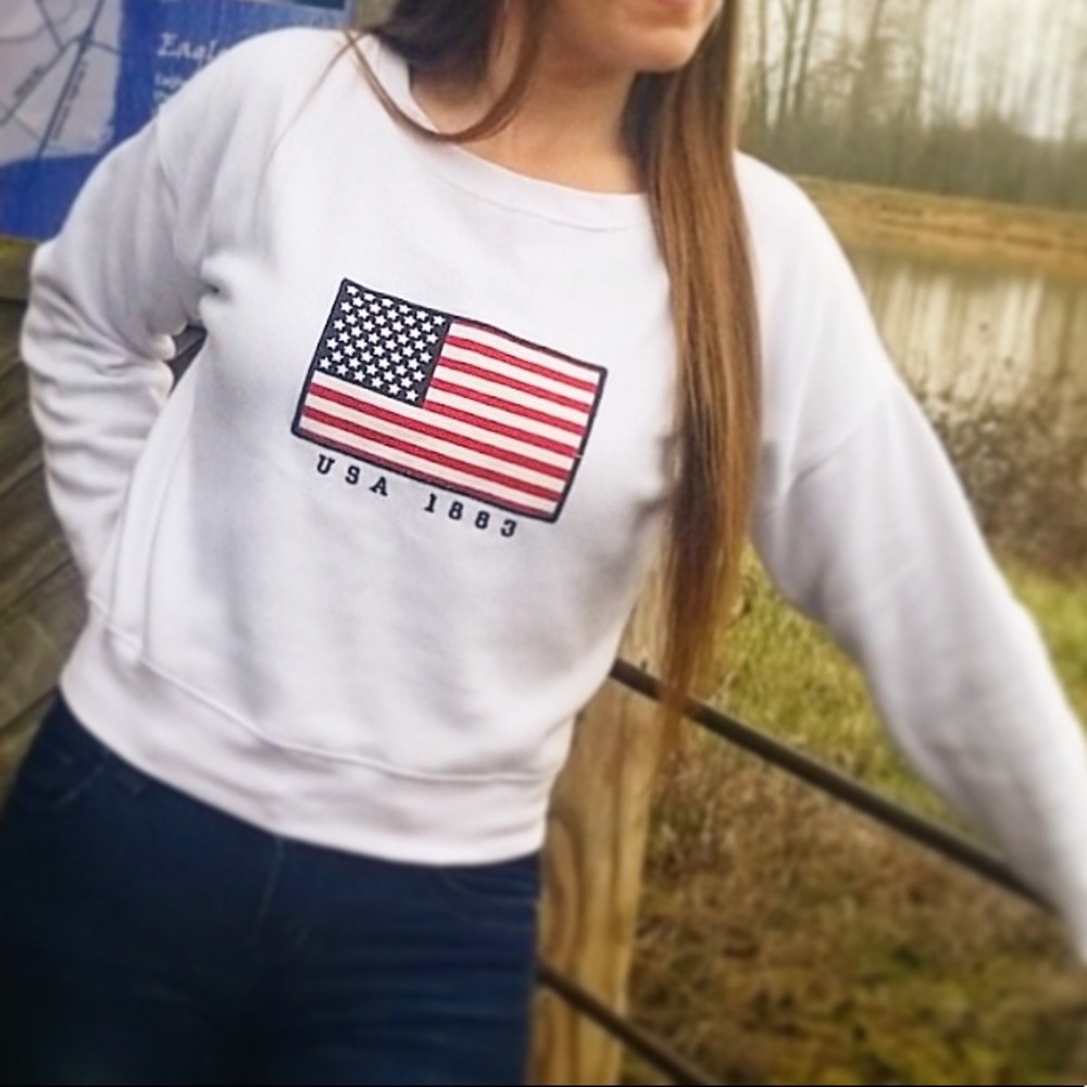 Dip white sweatshirt with American flag!! 🇺🇸